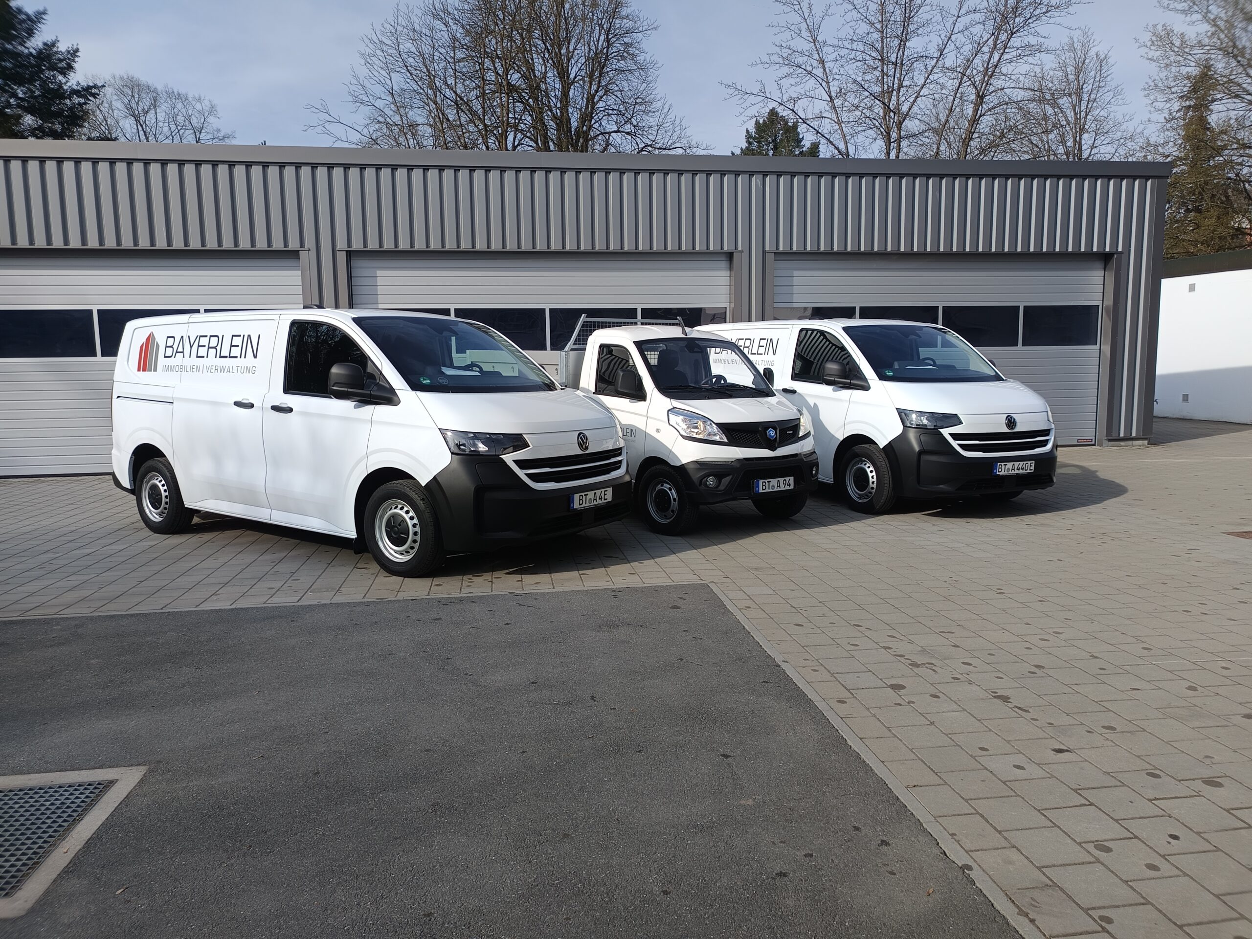 Die neueste Anschaffung: zwei VW-Transporter mit reinem E-Antrieb für das Hausmeister-Team